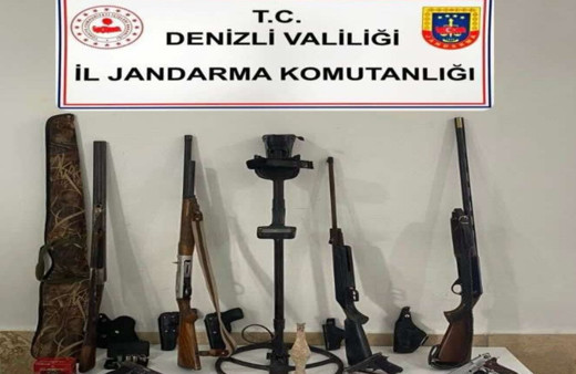 Operasyon yapılan evden çok sayıda silah ve tarihi eser çıktı