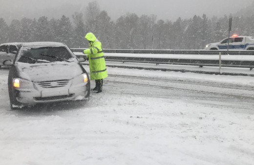 Yoğun karın etkili olduğu Antalya-Konya kara yolu tırların geçişine açıldı