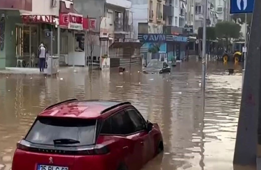 İzmir’i sağanak vurdu: Yollar göle döndü, araçlar suya gömüldü