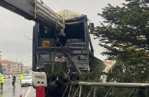 Kontrolden çıkan otobüs 2 araç ve direğe çarparak durabildi