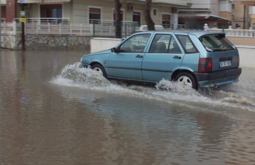 Balıkesir’de sel suları plajları çöplüğe çevirdi
