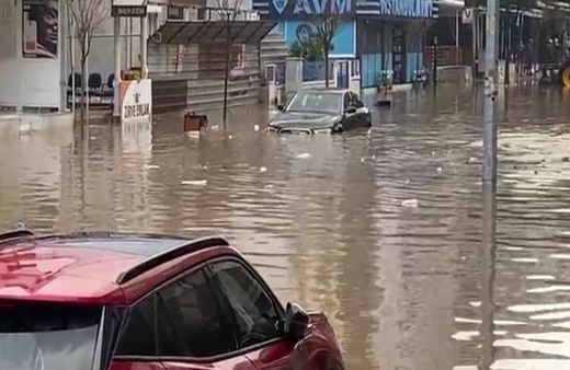 Sağanağın vurduğu İzmir Dikili’de okullar yarım gün tatil edildi