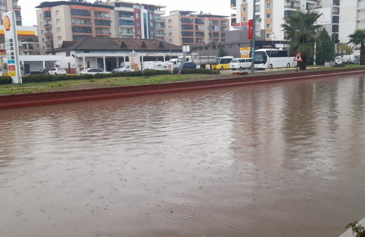 Aydın’da sağanak yağış yol kapattı