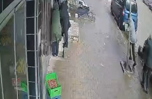 Fırtına adamı uçurdu son anda ağaca tutanarak kurtuldu