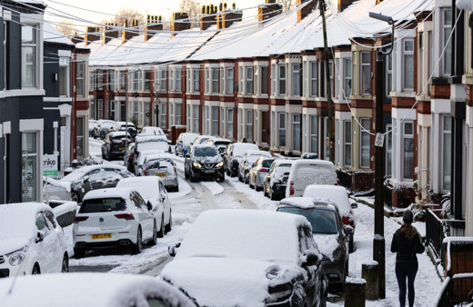 İngiltere’de sokaklar beyaza büründü: Okullar tatil edildi