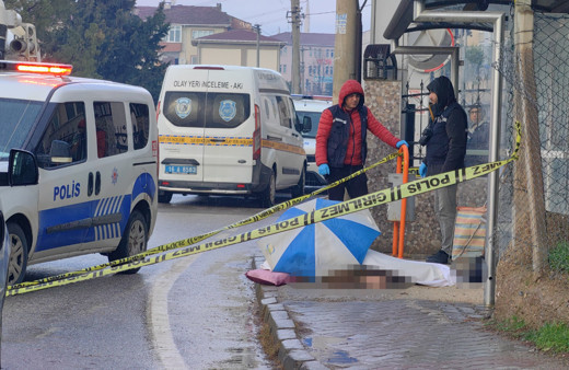Bursa’da yere düşen adam hayatını kaybetti, cenazeyi şemsiye ile korudular
