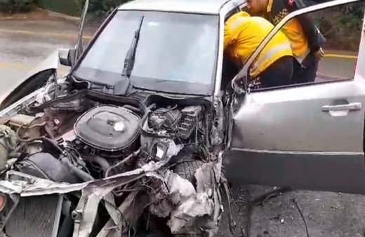 Kamyonet ile çarpışan otomobilde sıkışan yaralıyı itfaiye kurtardı