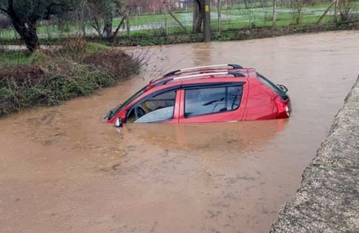 Aşırı yağış sonrası ovayı su bastı, araç su altında kaldı