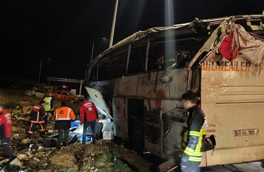 Mersin'de yolcu otobüsü devrildi: 9 ölü, 30 yaralı