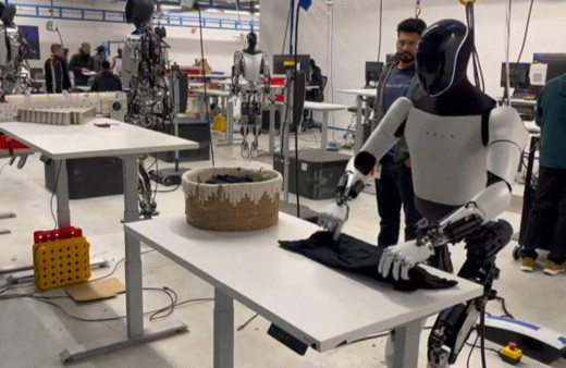 Tesla'nın insansı robotu tişört katladı Elon Musk o anları paylaştı