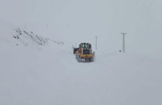Hakkari'de 13 yerleşim yerinin yolu ulaşıma kapandı
