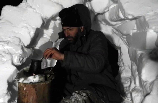 Erzurum'da kendi yaptığı eskimo evi igloda yaşamaya başladı