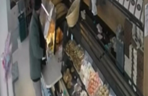 Fırından sadaka kutusunu göz açıp kapayana kadar çaldı götürdü