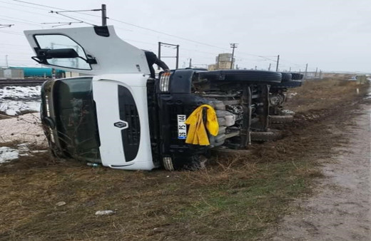 Şarampole devrilen kamyonun sürücüsü yaralandı