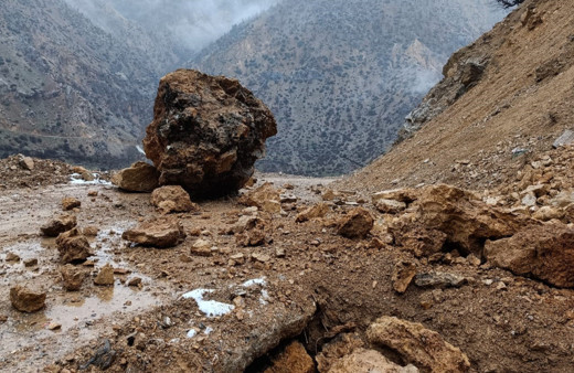 Yola düşen kaya parçaları köy yolunu ulaşıma kapattı
