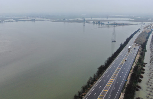 Su altında kalan tarım arazileri havadan görüntülendi