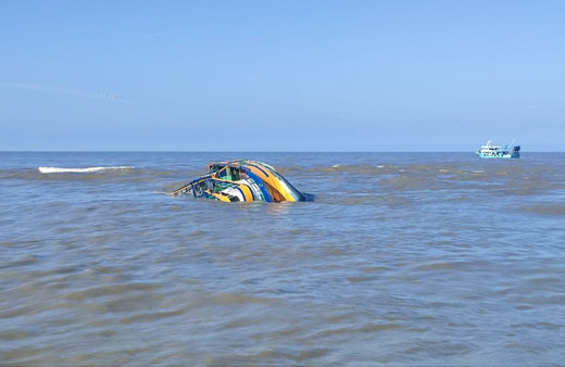 14 metrelik midye teknesi soluğan dalga sebebiyle yan yatarak battı