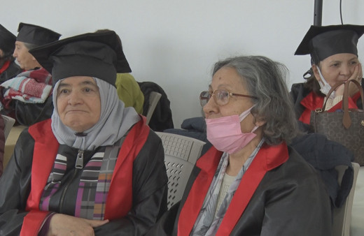 Okumanın yaşı yok deyip kepleri fırlattılar