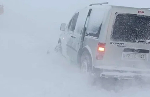 Muş-Mutki karayolunda mahsur kalan 70 kişi kurtarıldı