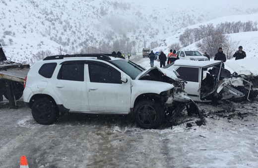 Sivas'ta otomobiller çarpıştı: 1 kişi öldü, 6 kişi yaralandı