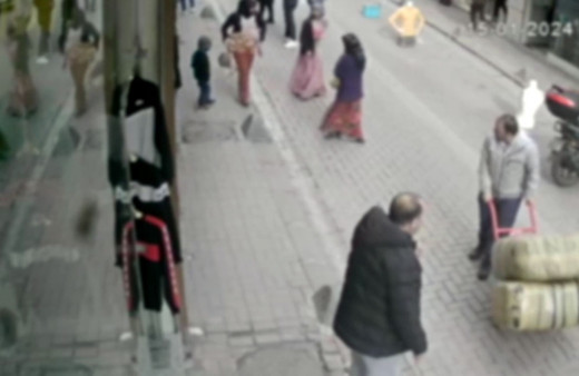 3 kadın 3 bin dolar çaldı, müdahale edince soyunup kaçtı!