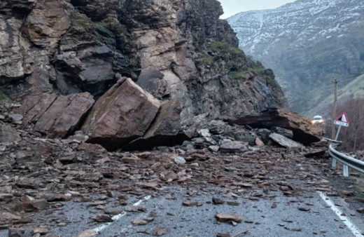 Hakkari Çukurca yolunda heyelan, yol ulaşıma kapandı