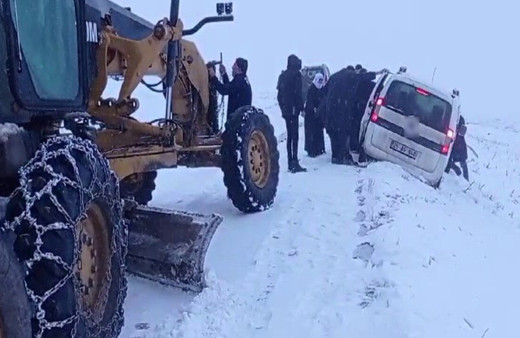 Yolda kalan otomobil iş makinası ile kurtarıldı