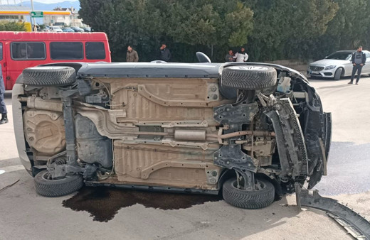 Minibüsle çarpışan otomobil yan yattı: 1 yaralı