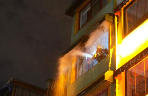 Beyoğlu’nda 4 katlı apart otelde korkutan yangın