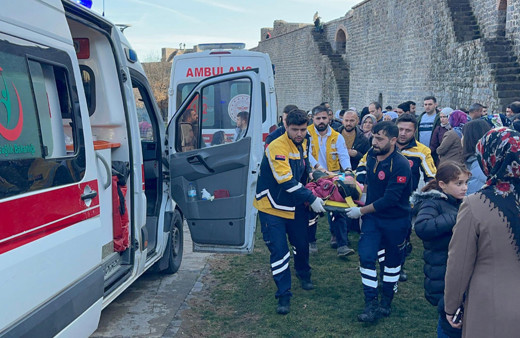 Diyarbakır Surları'ndan düşen çocuk ağır yaralandı