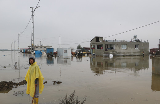 Göle dönen Amik Ovası’nda evler ve ahırlar su içerisinde kaldı