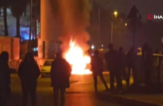 İstanbul'da park halindeki araç alev alev yandı!