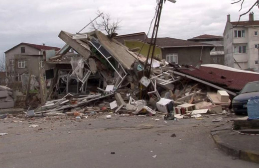 İstanbul'da bitişik haldeki iki bina böyle çöktü! Valilikten flaş açıklama