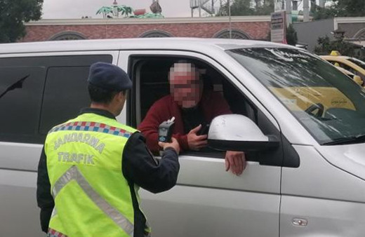 Jandarma alkolmetreyi üfletmek için yarım saat dil döktü, üfleyince cezayı yedi