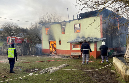 Karabük'te 2 katlı müstakil ev yandı!