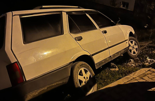 Fren yerine gaza bastı, yoldan çıktı