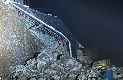 İstinat duvarı ile üzerinde bulunan 2 katlı inşaat halindeki ev göçtü