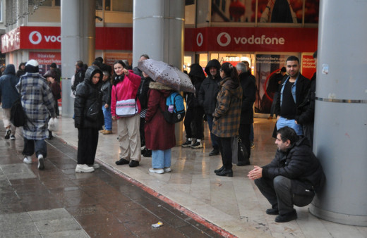 Aniden bastıran sağanak vatandaşlara zor anlar yaşattı