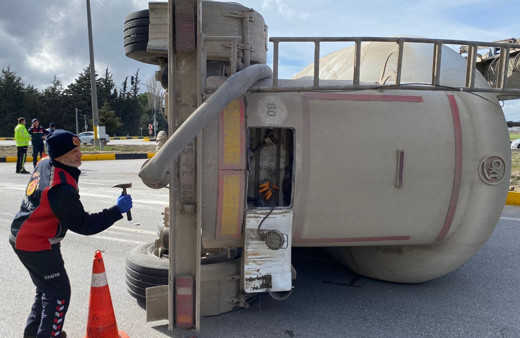 Burdur’da kontrolden çıkan tır devrildi: 1 yaralı