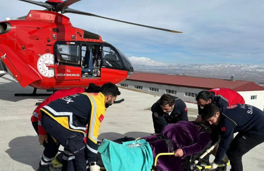 Hamile kadın helikopter ambulansla hastaneye taşındı