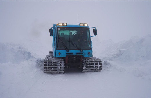 Yolda mahsur kalan öğrenciler snowtrackla evlerine ulaştırıldı!