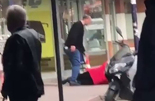 Kız kardeşini sokak ortasında dakikalarca dövdü! Polisi arayıp izlediler...