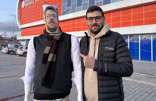 Maça çıkamayan antrenör yerine cansız mankenini gönderdi!