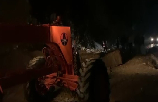 Tunceli’de dağdan kopan devasa kayalar, yolu trafiğe kapattı