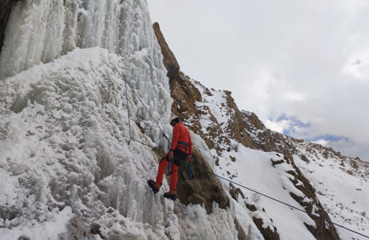 Buz tırmanışı yapmak isteyen dağcılar küresel ısınma etkisine takılıyor