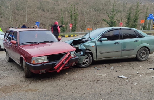 3 araç birbirine girdi: Sürücüler yara almadan kurtuldu