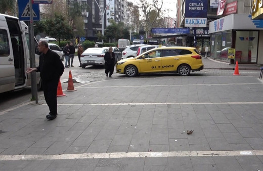 Kız kardeşini sokak ortasında dövdü