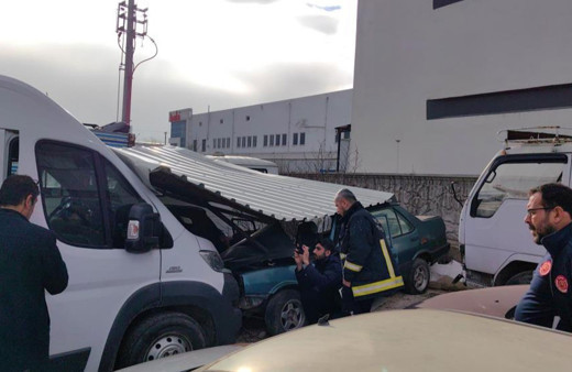 Lodosta uçan fabrika çatısı yediemin otoparkına düştü!