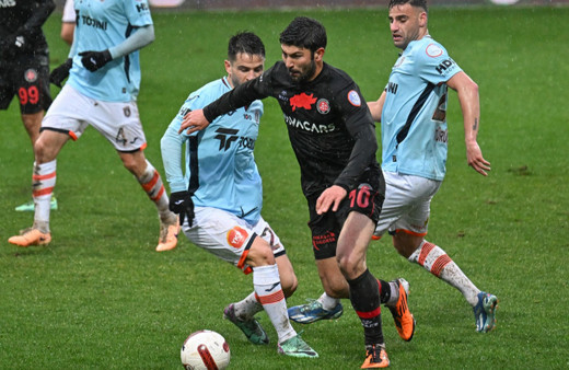 Karagümrük, Başakşehir karşısında 1 puanı 10 kişiyle kurtardı!