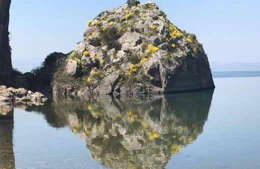 Göle yansıyan kayada ürkütücü görüntü!